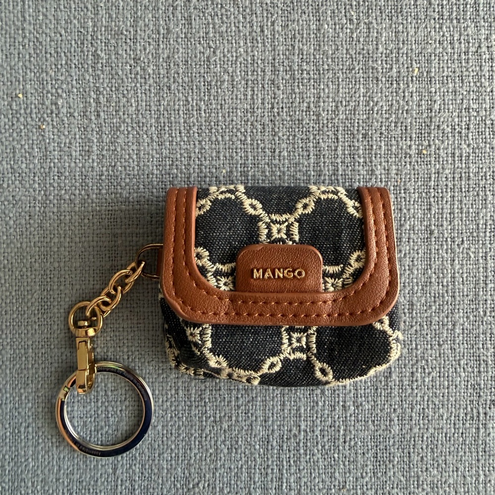 MANGO Embroidered chains Airpods case